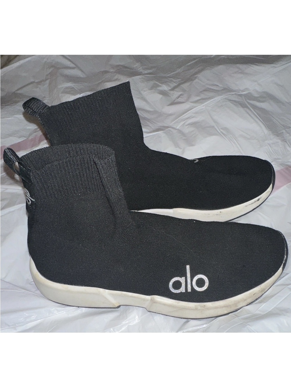ALO Velocity Knit Women’s Sneaker Black/White Knit Rubber Sole. Size 8.